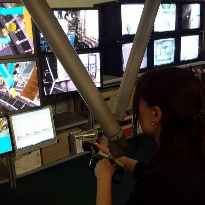 Alexandrine en train de tester la réalité virtuelle du robot.