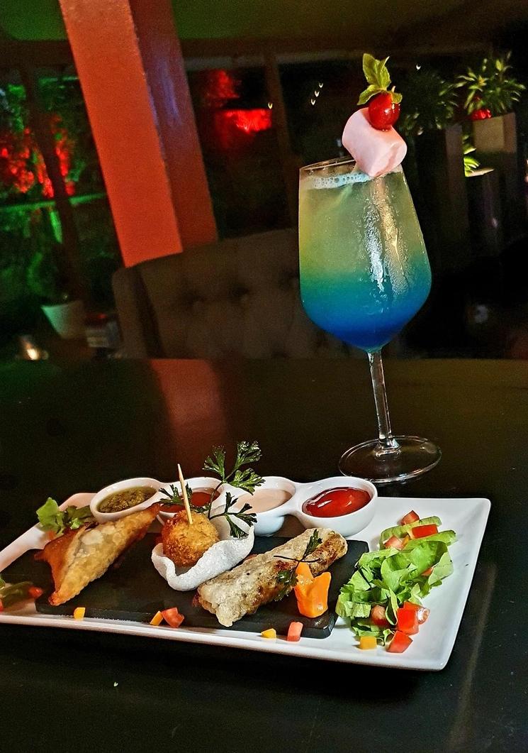 Un cocktail apéritif au Cocotier Lounge Bar Restaurant Cotonou