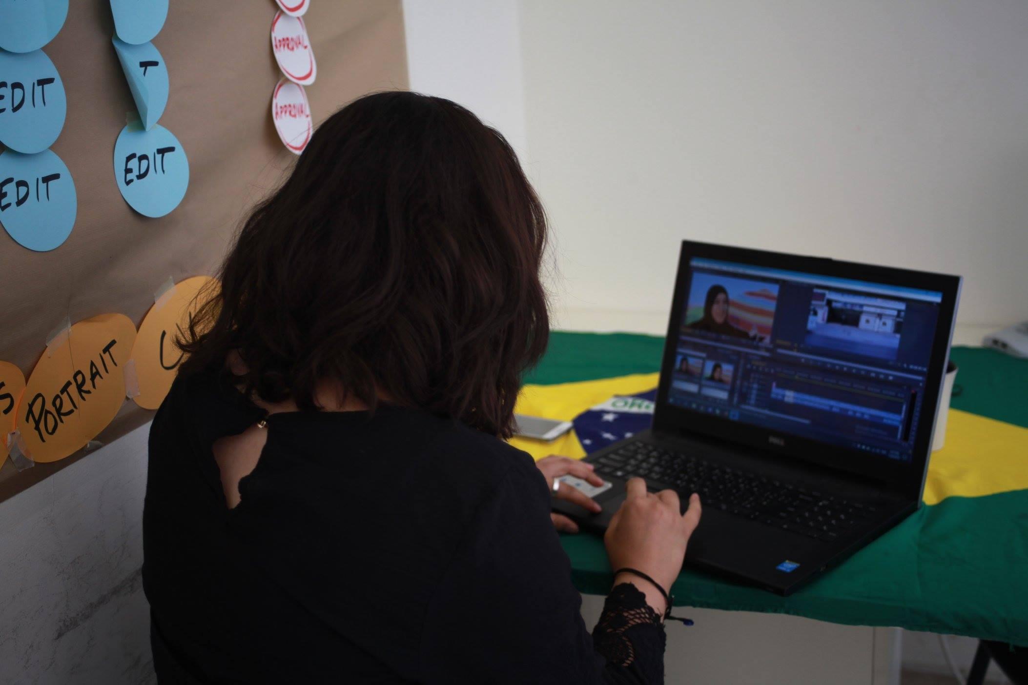 Jeune reporter, Fatima Alhaji. monte son reportage.