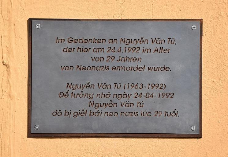 Plaque commémorative apposée sur le mur d'une maison à Berlin-Marzahn en hommage à Nguyễn Văn Tú