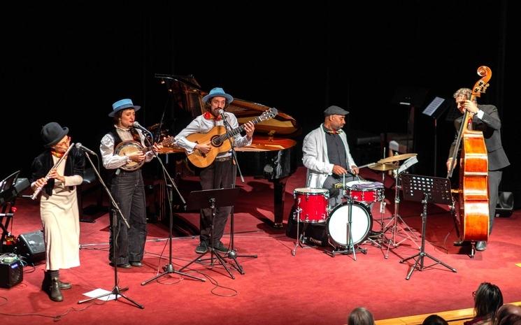 Elena La Conte (flûte traversière), Héléna Fontaine (cavaquinho - guitare soprano), Félix Huet