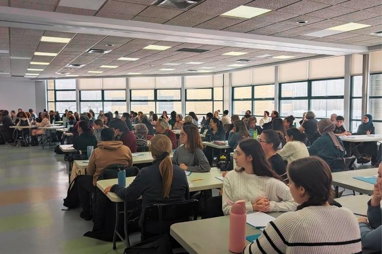 participants dans la plus grande salle