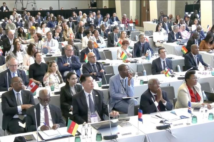 Vue d'ensemble de la salle des auditions de la 47ᵉ session extraordinaire de la Conférence ministérielle de la Francophonie, consacrée à la sélection du prochain secrétaire général de l'OIF.