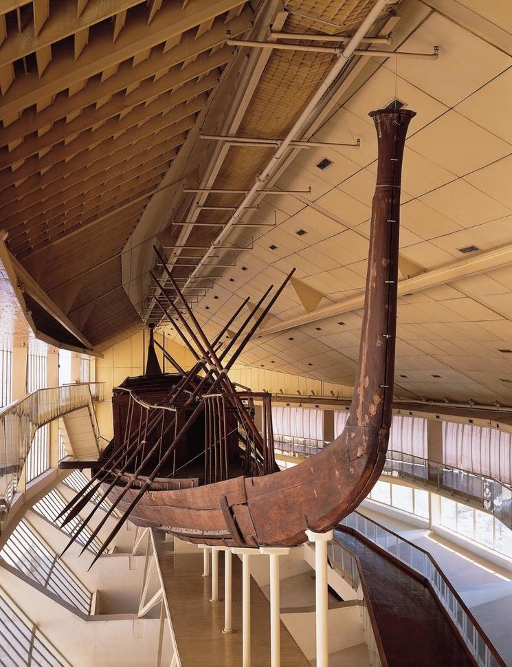 La barque solaire de Khéops est arrivée au Grand musée égyptien du Caire. Le pharaon se faisait enterrer avec une barque solaire pour l'aider à faire le voyage dans l'au-delà