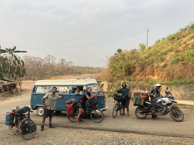 confinement inde touristes combi