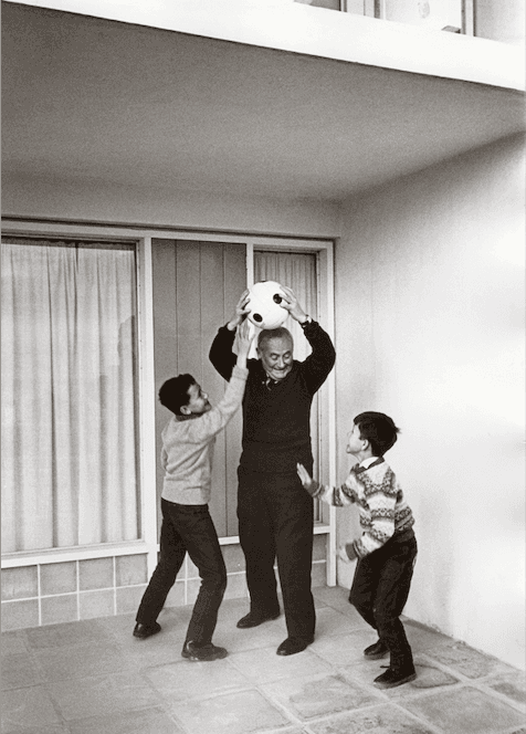 Joan Miró joue avec ses petits-enfants