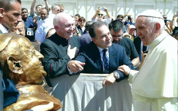 Professeur Hakim offrant son buste au Pape François au Vatican