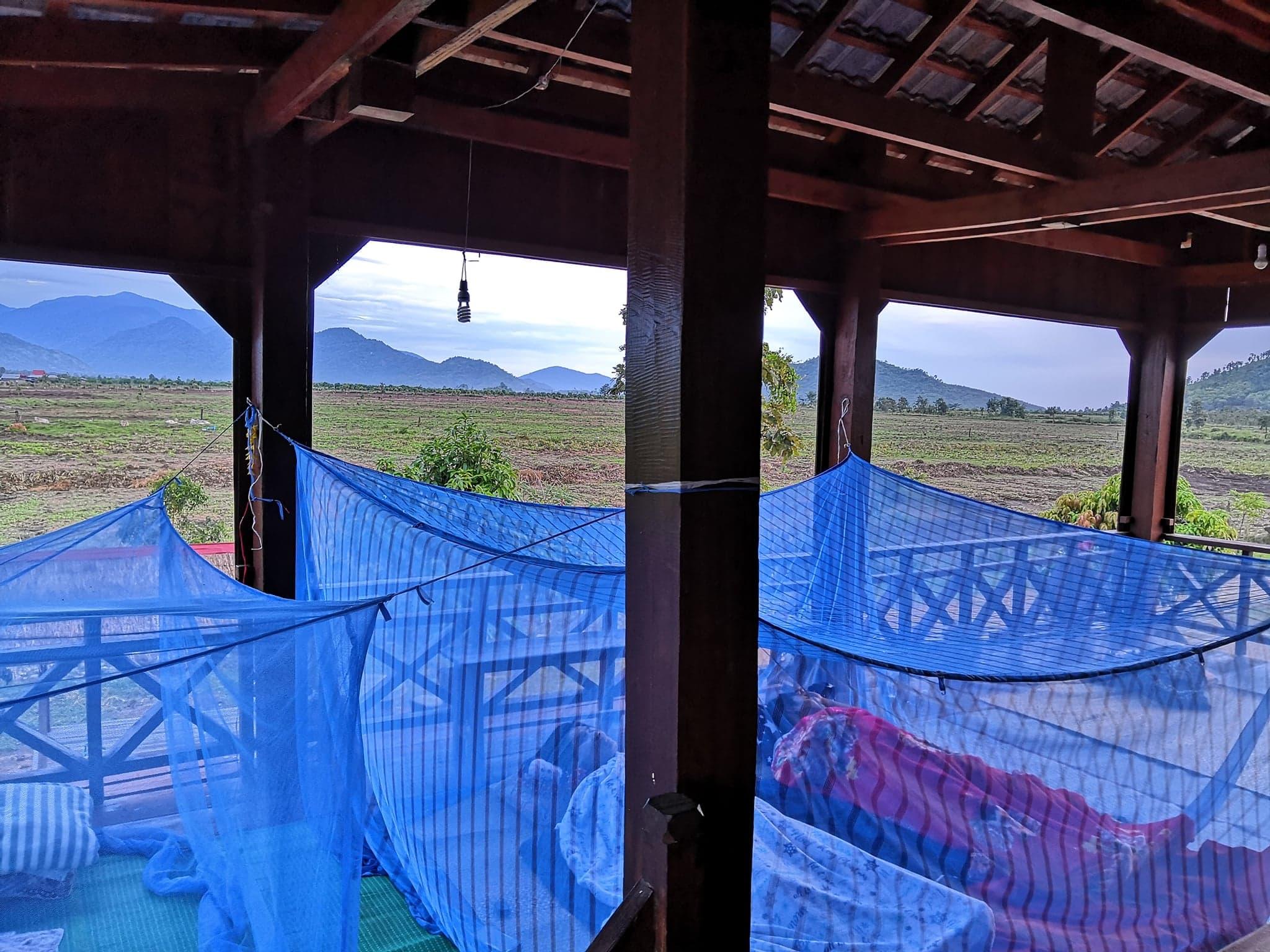 Lits en terrasse. Crédits : Chez Mme Bo Facebook Page