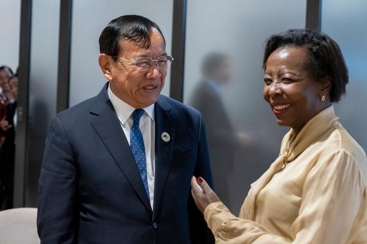 Madame la Secrétaire Générale de l'OIF et Monsieur Sokhonn PRAK, Vice-Premier Ministre, Ministre des Affaires étrangères du Cambodge