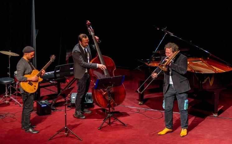 Daniel Casimir (trombone), Christoph Schneider (guitare), Dimitri Tisseyre (contrebasse)