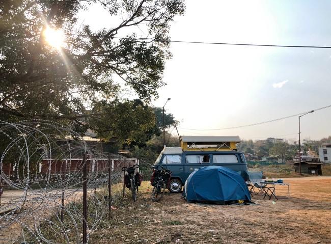 confinement inde touristes combi