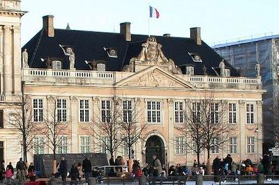 ambassade France façade rose Palais Thott