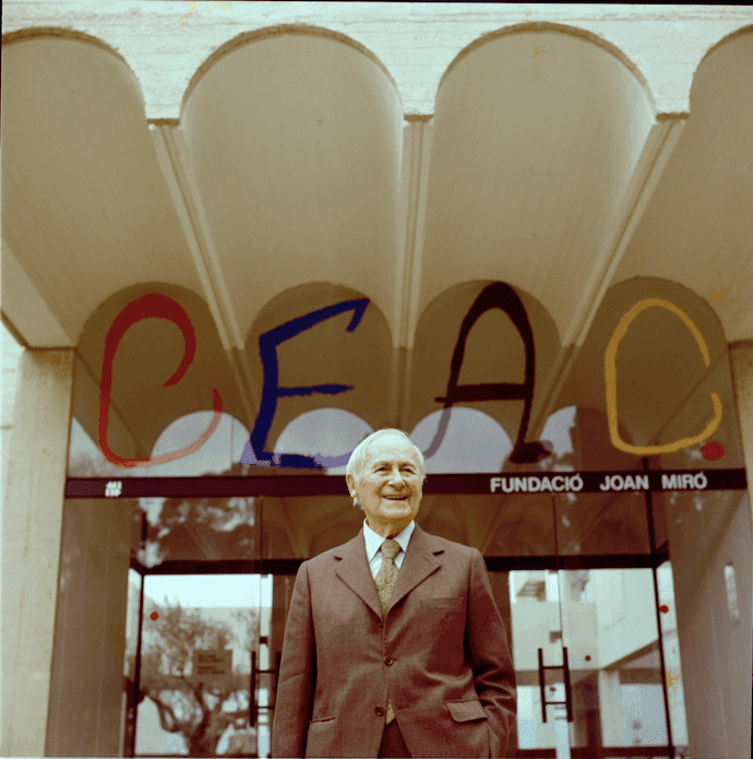 Joan Miró à l'entrée de la Fondation Joan Miró. 1975