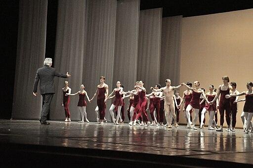 John Neumeier qui dirige la répétition d'un ballet