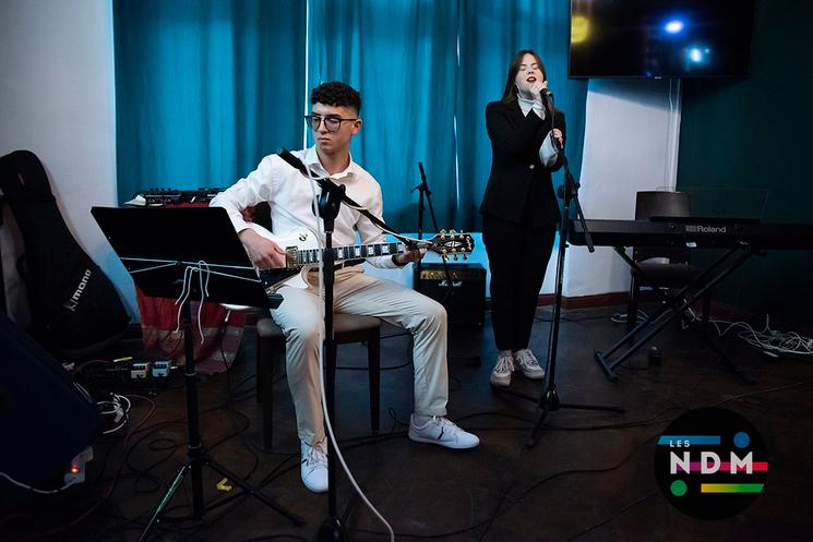 Un jeune groupe performant sur scène
