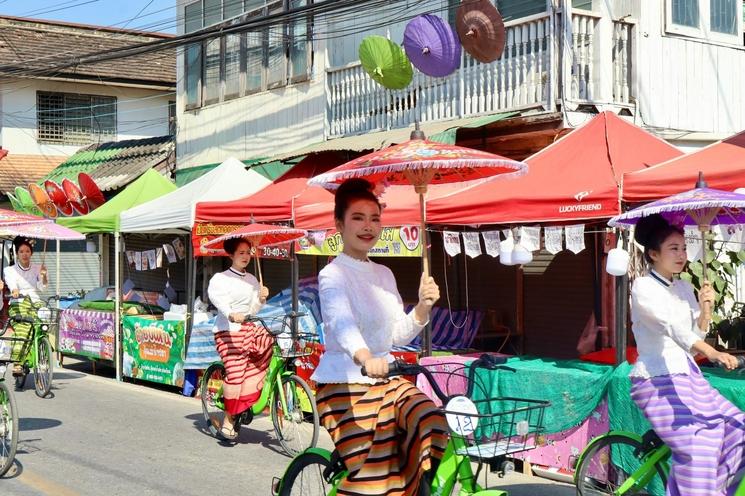 Jeune femme à vélo avec ombrelle, Bo Sang