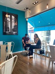 Kilian et Camille finissent de déjeuner dans la salle de Colette