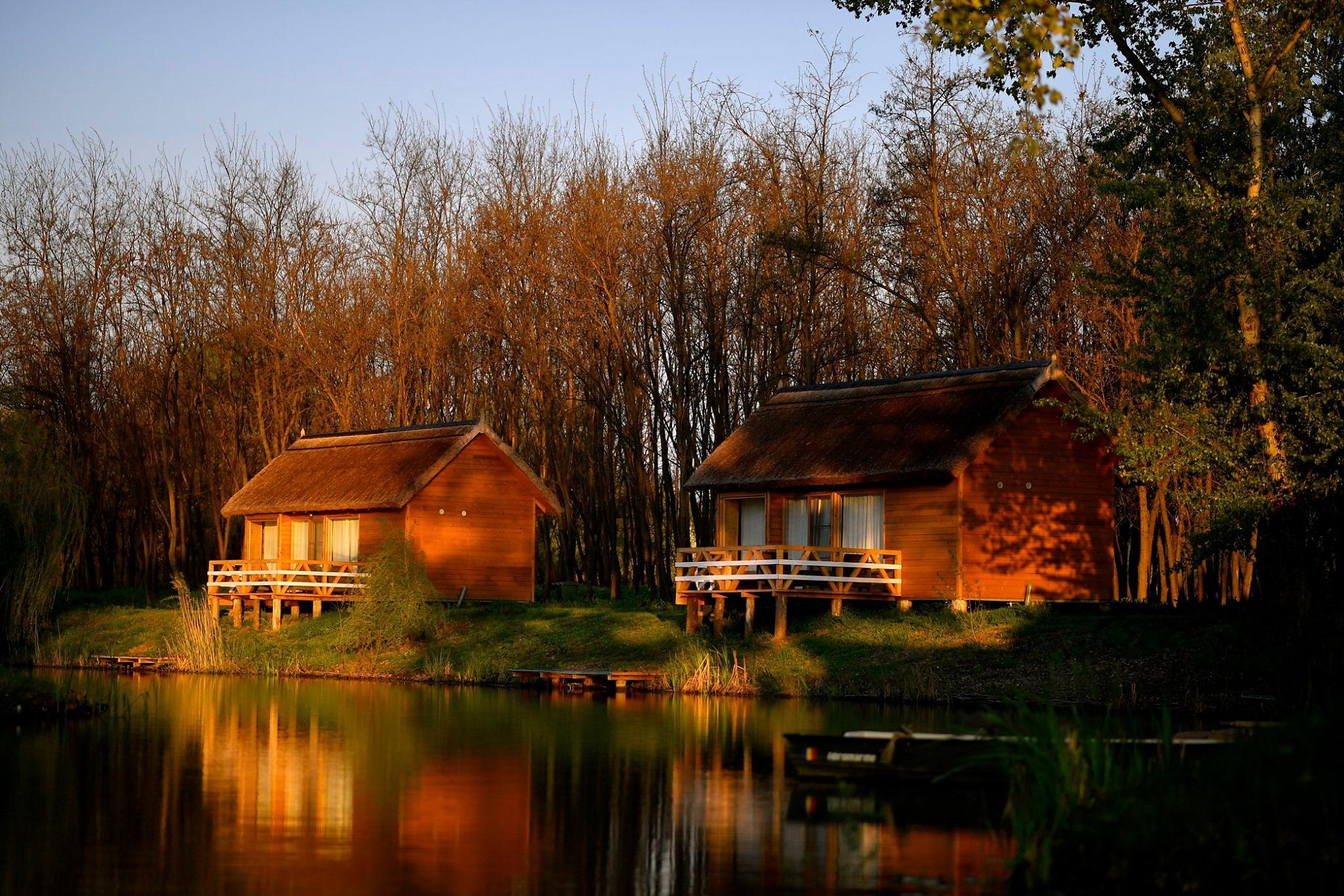 complex-roumanie-eau-rivière-bungalow