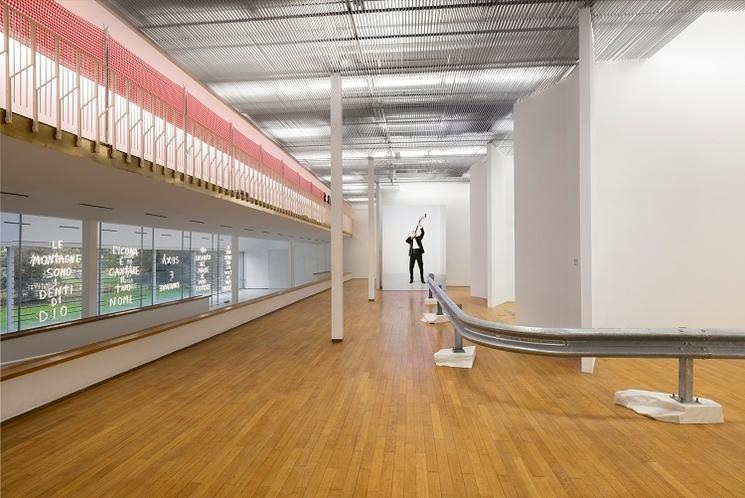 vaste galerie d'exposition blanche