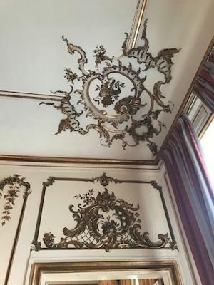 détails écoinçon dessus porte Palais Thott