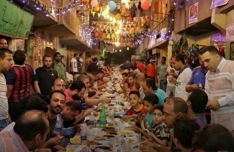 Repas dans les rues pendant le Ramadan en Egypte