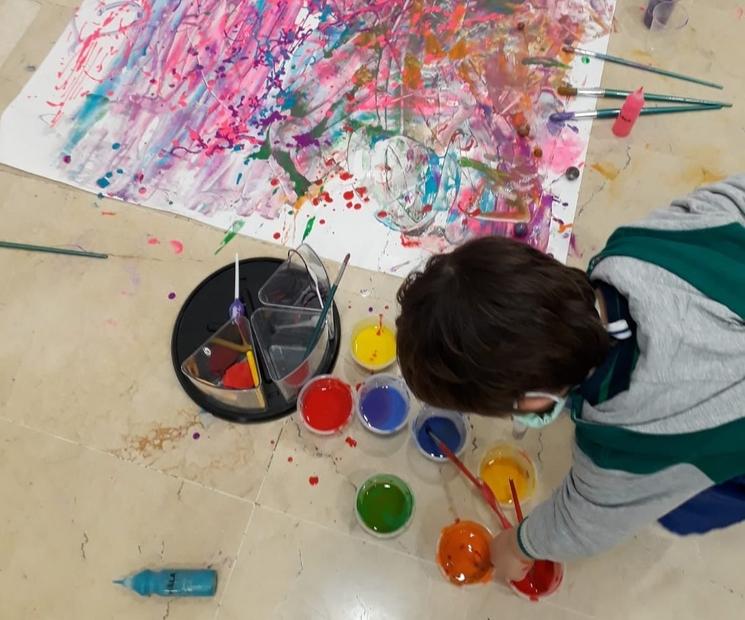 Un enfant dans un atelier de vacances au musée