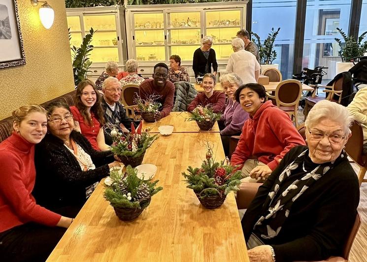 Membres de RotterJam en atelier confection de panier de Noël (Photo : Ella Holmes)