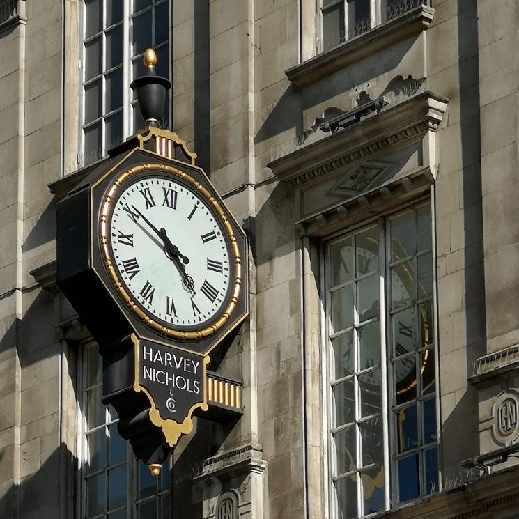 Une horloge dorée sur la devanture de Harvey Nichols