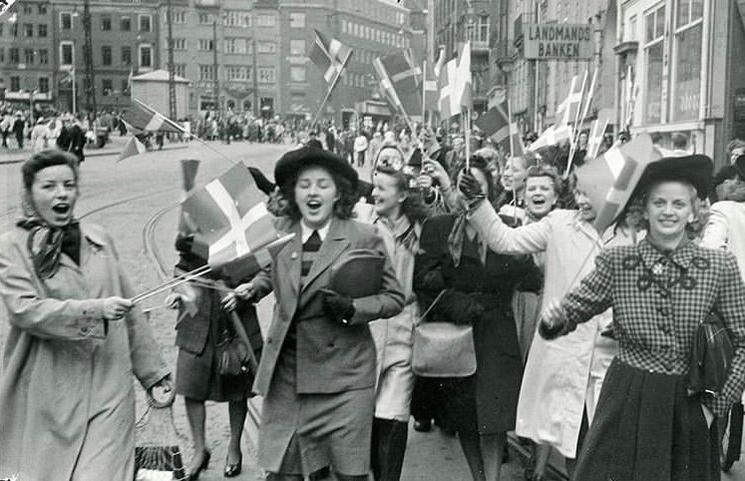 La joie du peuple danois lors de la libération du Danemark le 5 mai 1945