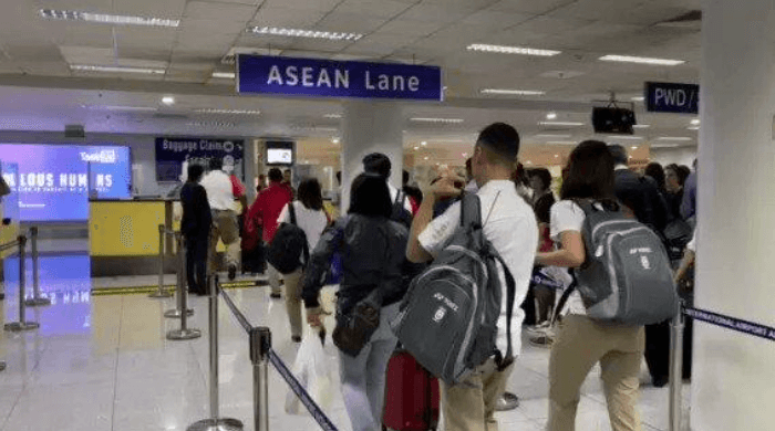 La file réservée aux ressortissants de l’ASEAN à l’aéroport de Manille