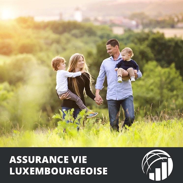 Famille qui se tient la main