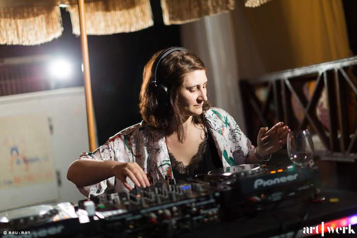 DJ AUJA en train de mixer