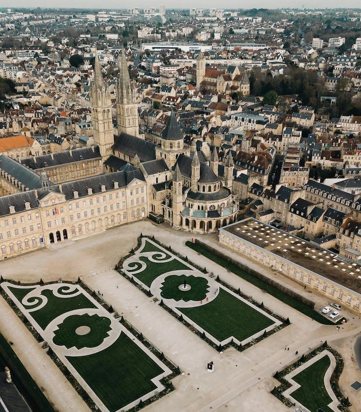 L'Abbaye des hommes à Caen vue du ciel