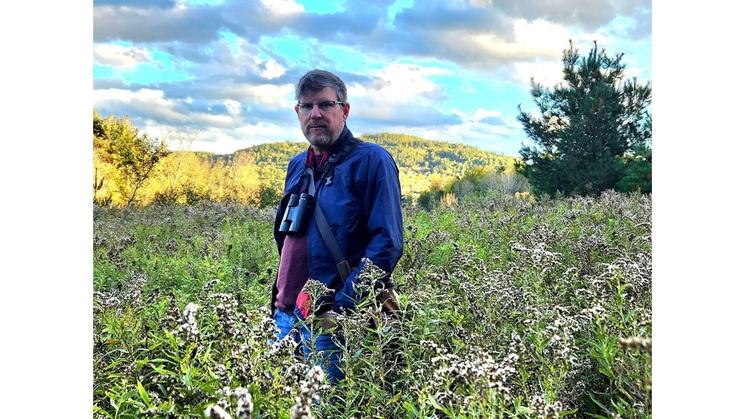 Adam Weltz dans un paysage naturel