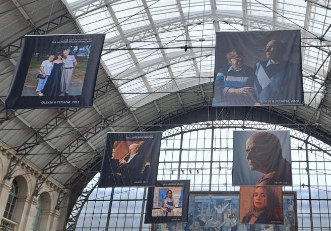 Affiches des portraits de réfugiés ukrainiens à Paris Gare de l'Est