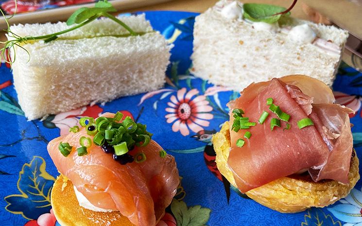 Bouchees au saumon servie avec le the a l'hotel Anantara Chiang Mai