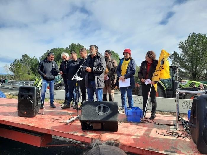 agriculeteurs espagnols et français ensemble