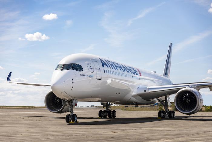 un avion roule sur la piste