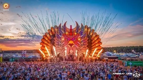 Foule devant une scène géante avec lancers de confettis