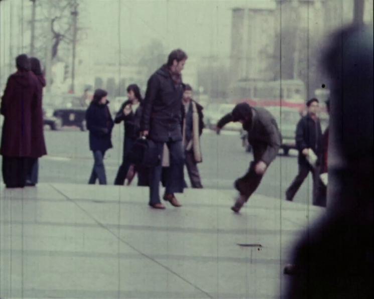 Un homme trébuche dans la rue sous les yeux des passants