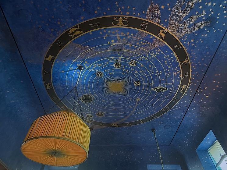 Le célèbre plafond étoilé du premier étage ©️Lola Neto