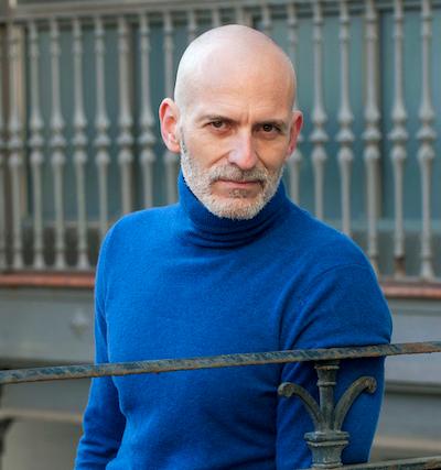 Alejandro Palomas pose dans la rue