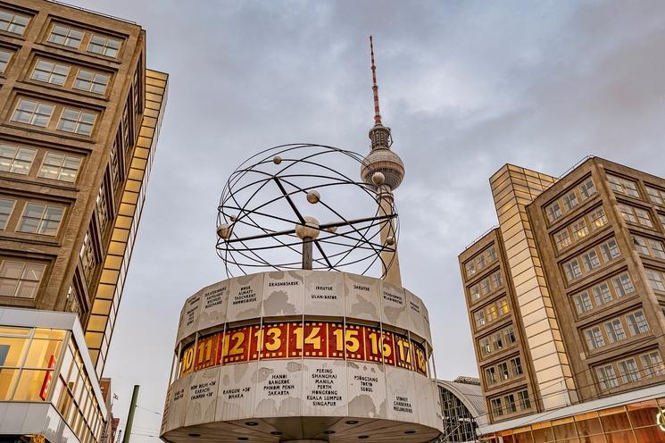 Alexanderplatz : la tour de la télévision et son horloge