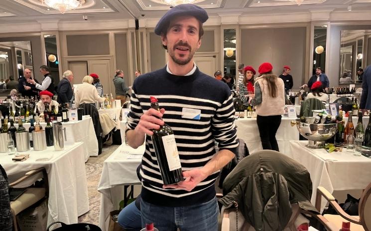 Alexandre, devant son stand