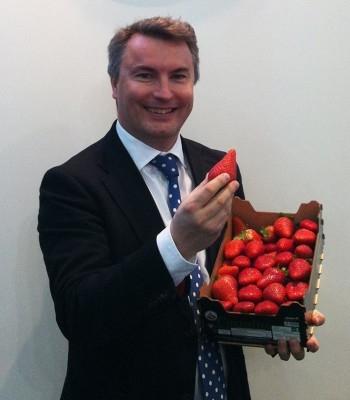 alexandre pierron darbonne avec une barquette de fraises de Planasa