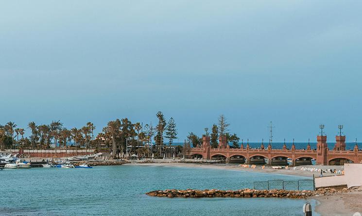 Alexandrie Egypte Pont En Béton Orange Entouré D'eau
