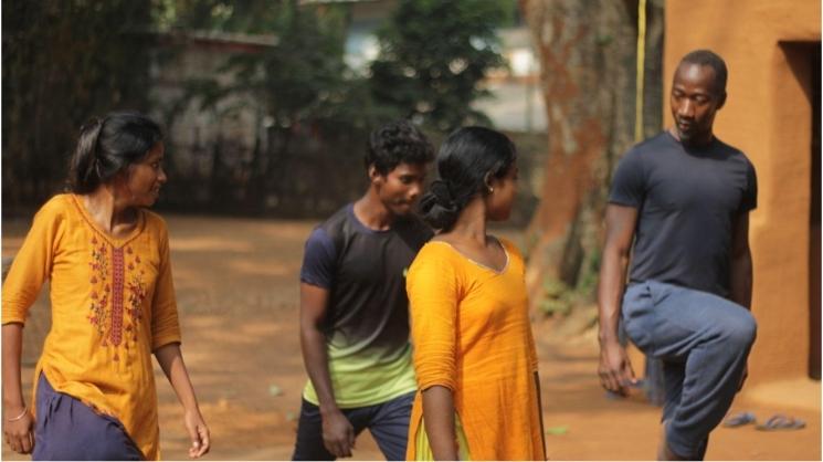 Amala Dianor et les danseurs de Trimukhi Platform à Borotalpada