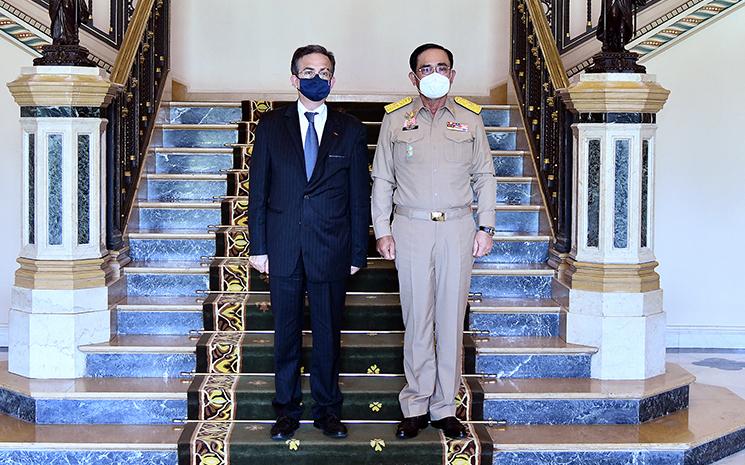 L'ambassadeur de France en Thailande Thierry Mathou avec le Prmeier ministre thailandais Prayuth Chan-O-Cha