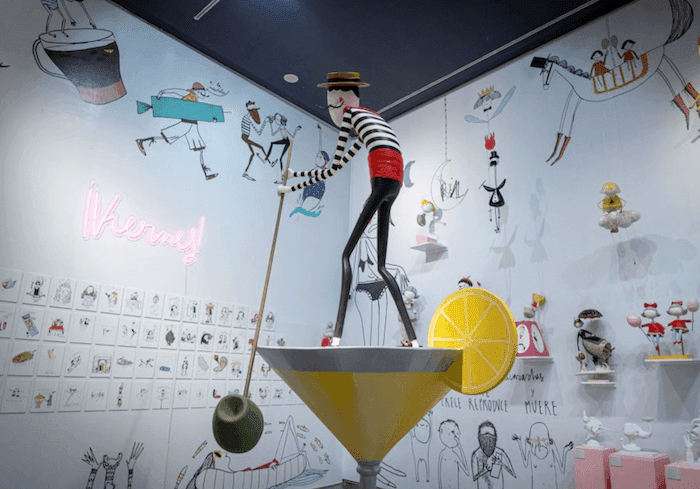 des personnages falleros avec des pailles exposés au centre del carme à Valencia