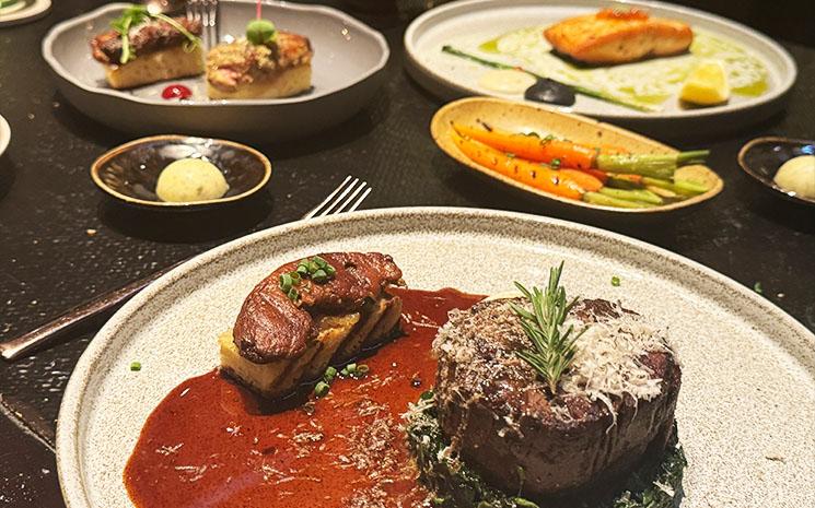 Vue de plats servis au restaurant The Service at 1921 House dans l'enceinte de l'hotel Anantara Chiang Mai